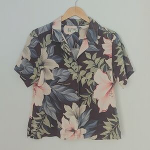 Tommy Bahama. Size large. Short sleeve Hawaiian shirt